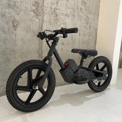 Bicicleta de equilibrio de scooter eléctrico para niños con motor sin escobillas y capacidad de batería de 24V5.2AH