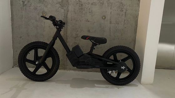 Bicicleta de equilibrio de scooter eléctrico para niños con motor sin escobillas y capacidad de batería de 24V5.2AH