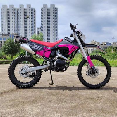 Lleva tu paseo en off-road al siguiente nivel con nuestra moto de 250cc