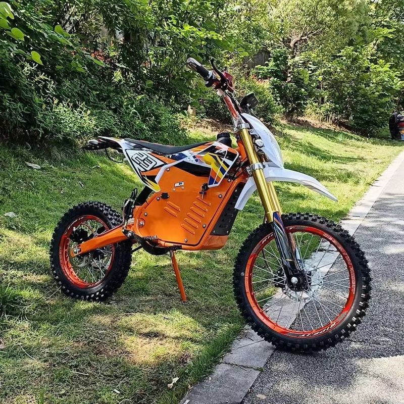 Las aventuras fuera de carretera mejoradas con la motocicleta eléctrica de Aotong Motor de 60V 2000W